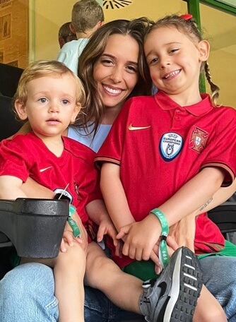 Ana Pinho with her children.
